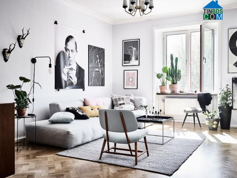 Thiết kế phòng khách Scandinavia sử dụng nhiều tranh ảnh đen-trắng kết hợp màu hồng pastel