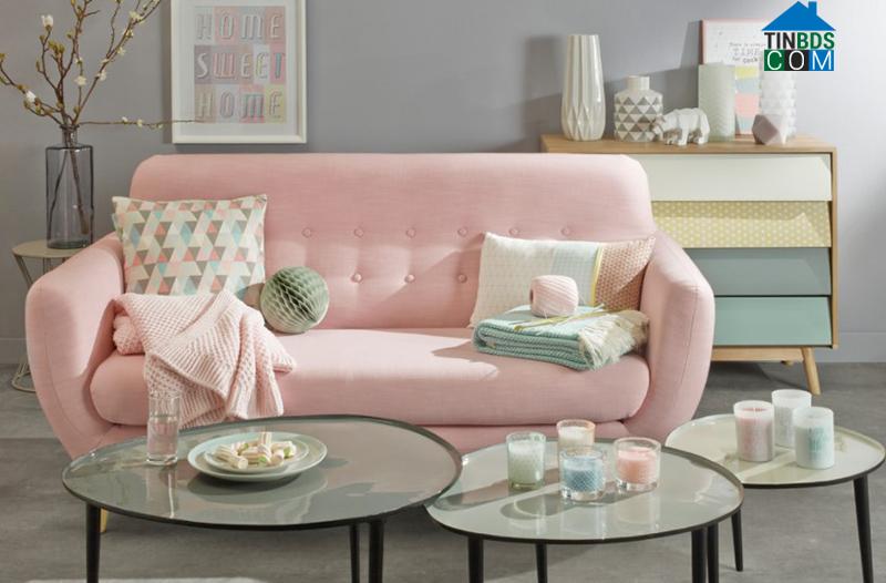 Góc phòng khách xinh xắn, thanh lịch với những gam màu pastel nhẹ nhàng như hồng, xanh ngọc, xanh lam.